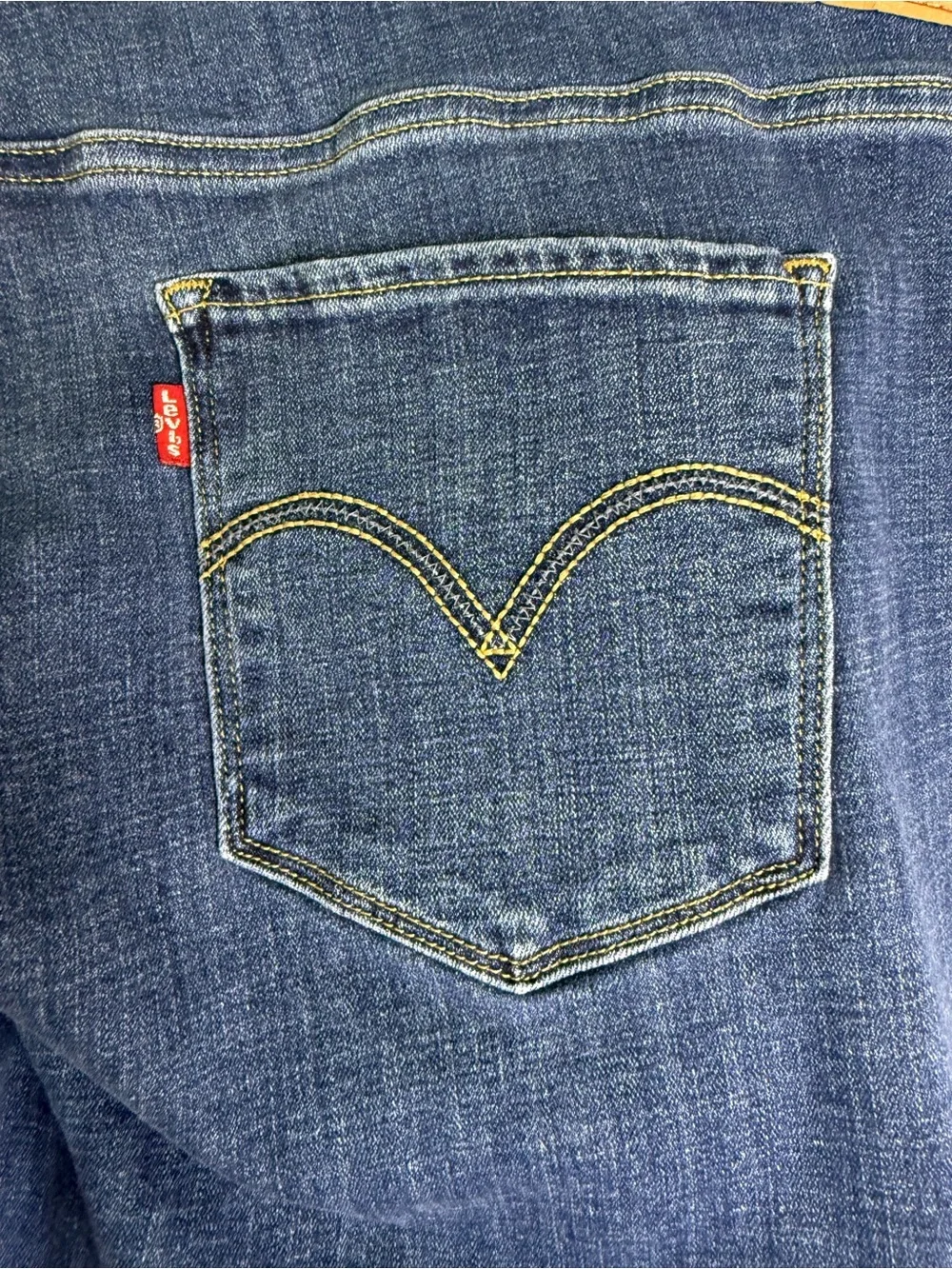 Levi's Women's Mid Rise Classic Straight‎ Medium Wash Blue Jeans